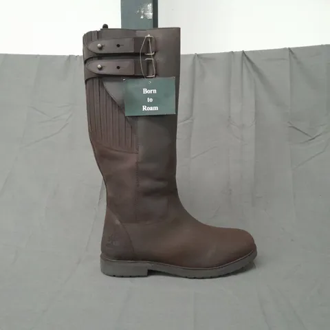 BOXED PAIR OF WOODLAND BLAKE BUCKLE COUNTRY BOOTS IN BROWN SIZE 11