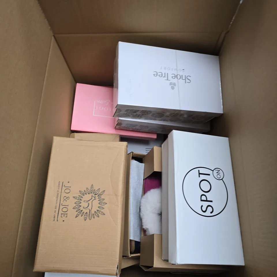 BOX OF APPROXIMATELY 12 FOOTWEAR ITEMS TO INCLUDE JO & JOE, SPOT ON ETC
