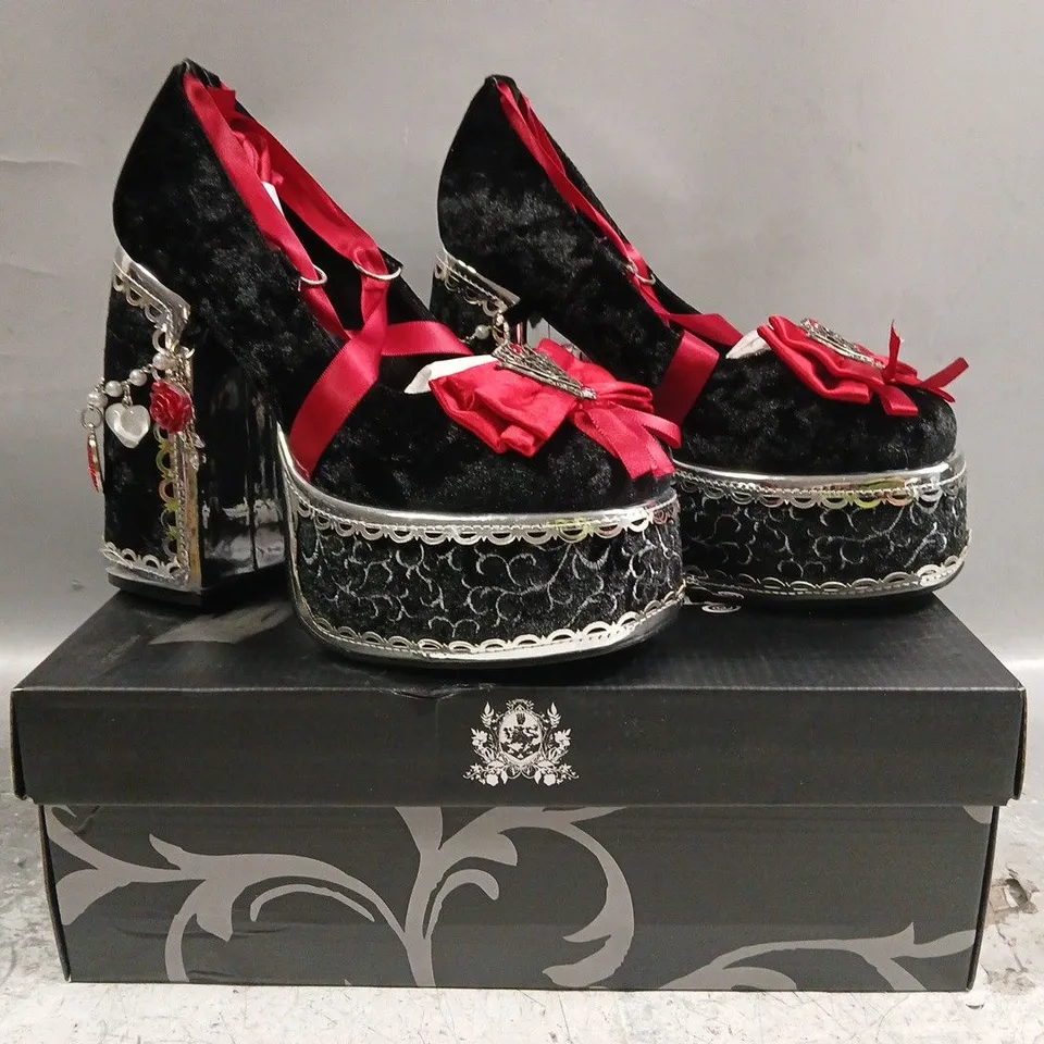 BOXED PAIR OF KOI TWILIGHT SAGA THE COLD ONES MIDNIGHT VELVET ORNATE HEELS IN BLACK SIZE UK 4