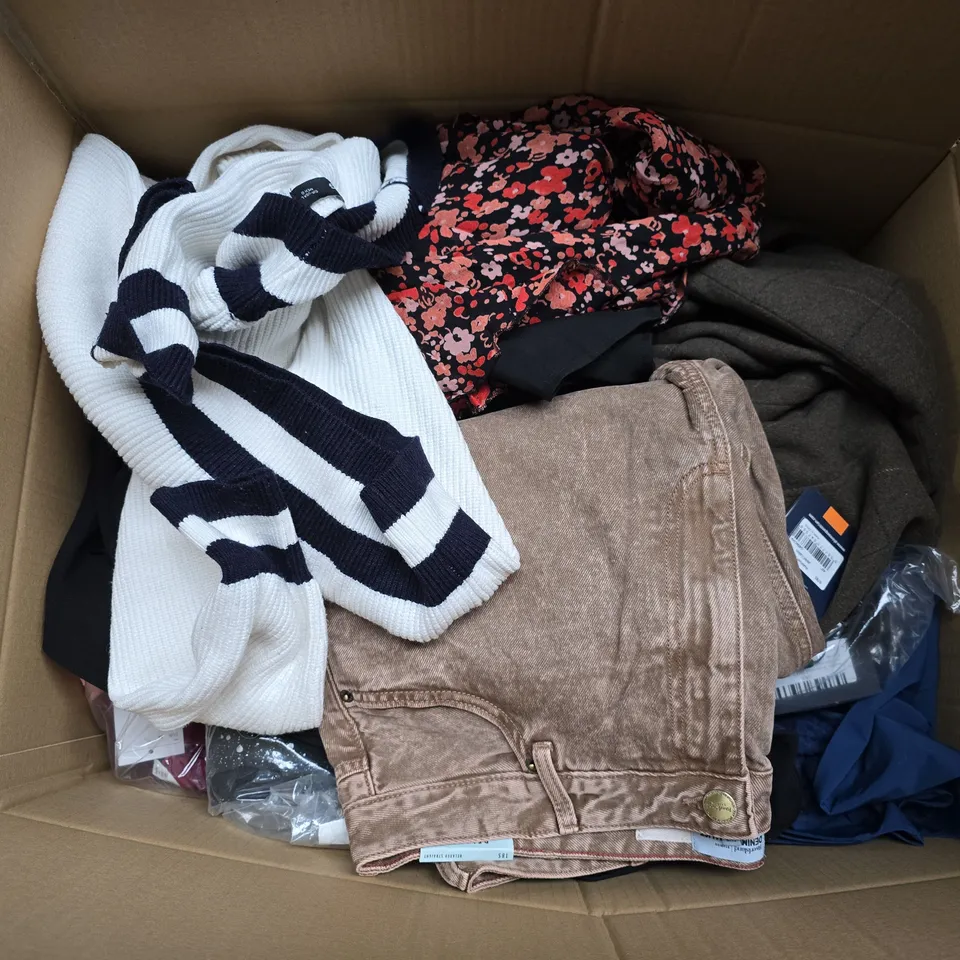 APPROXIMATELY 25 ASSORTED CLOTHING AND FASHION PRODUCTS IN VARIOUS STYLES AND SIZES - COLLECTION ONLY