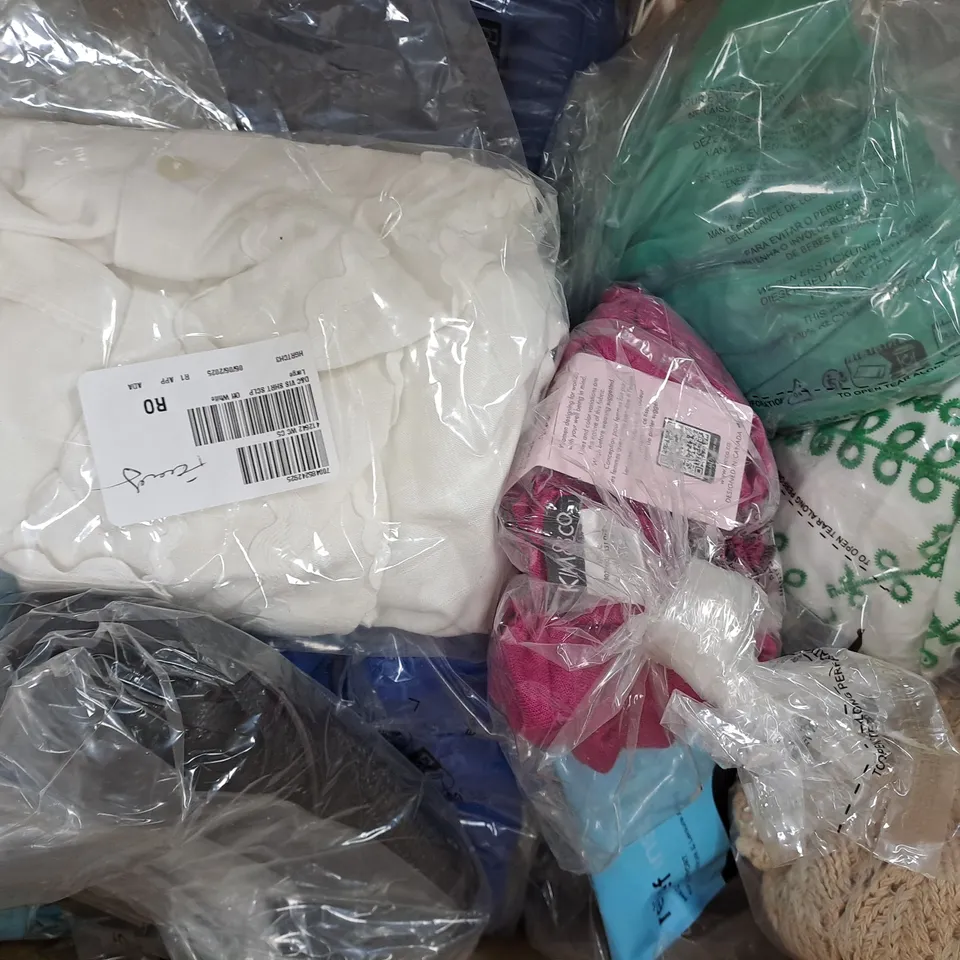 BOX OF APPROXIMATELY 15 ASSORTED CLOTHING AND FASHION ITEMS IN VARIOUS STYLES, SIZES, AND COLOURS, ETC