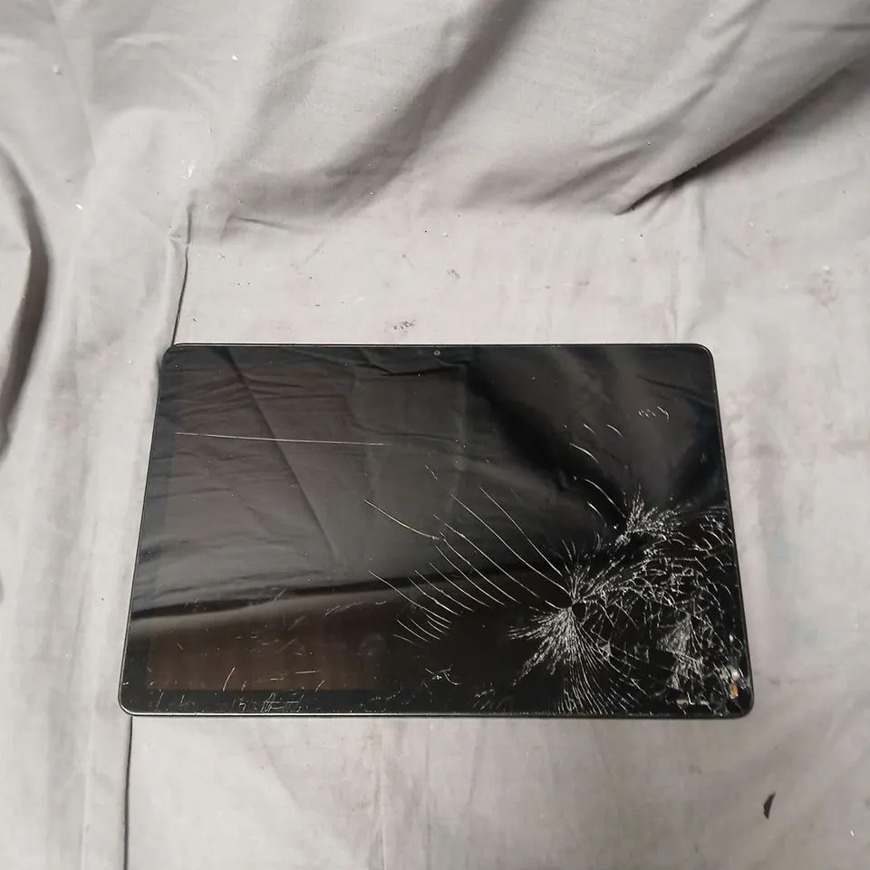 SAMSUNG TABLET – BLACK, CRACKED SCREEN