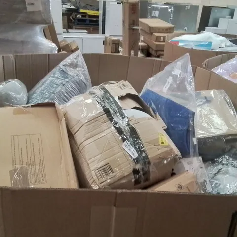 PALLET CONTAINING A LARGE QUANTITY OF PILLOWS