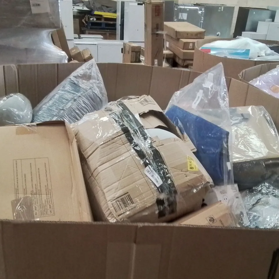 PALLET CONTAINING A LARGE QUANTITY OF PILLOWS 