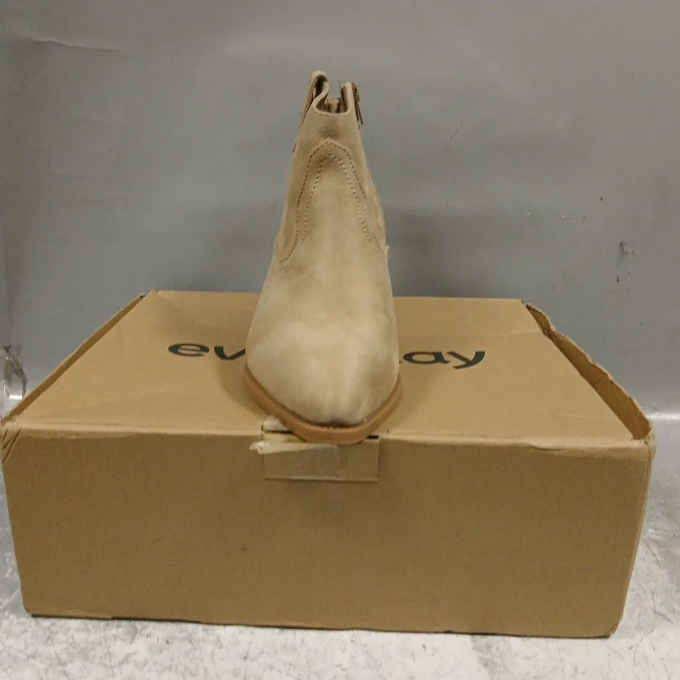 BOXED PAIR OF EVERYDAY WESTERN ANKLE BOOTS IN BEIGE SIZE 6