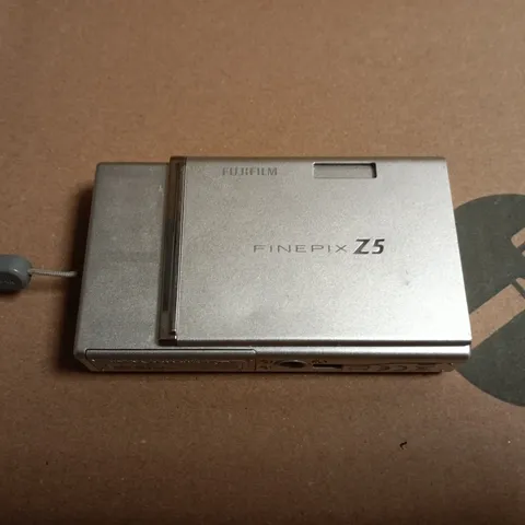 FUJIFILM FINEPIX Z5 DIGITAL CAMERA – SILVER