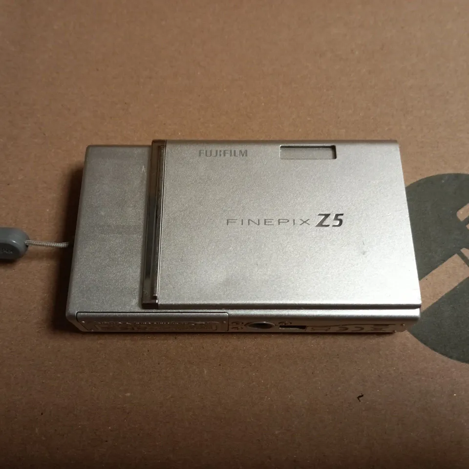 FUJIFILM FINEPIX Z5 DIGITAL CAMERA – SILVER