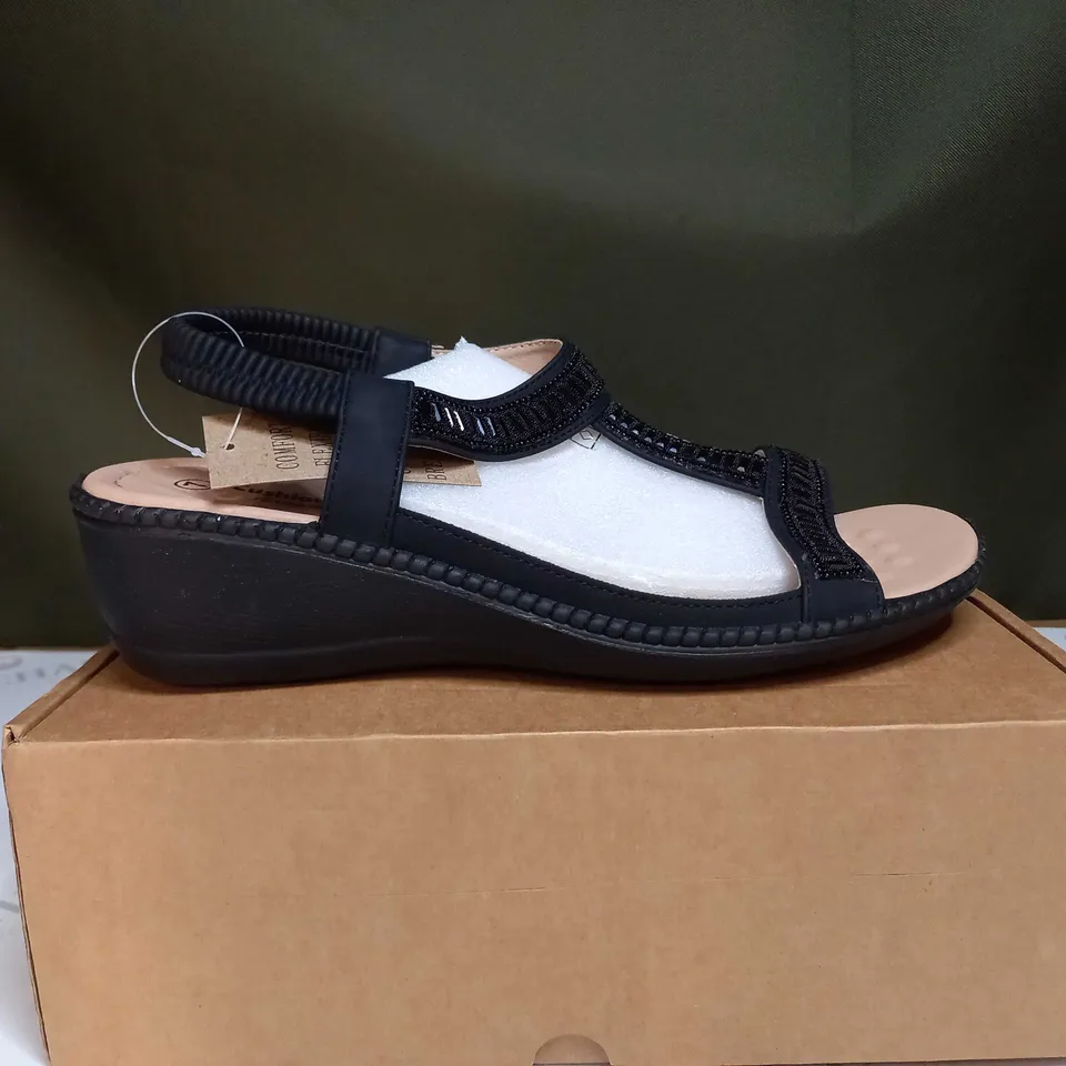 BOXED CUSHION WALK OPEN TOE PLATFORM SANDALS - SIZE 7