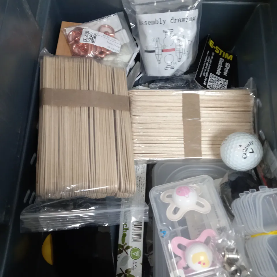 APPROXIMATELY 10 ASSORTED HOUSEHOLD ITEMS TOO INCLUDE LIGHTING , NAPKINS , FIDGET PEN , ETC