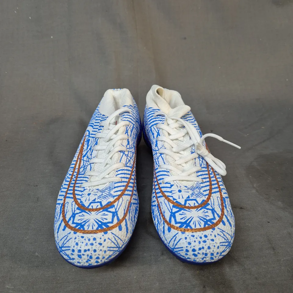 PAIR OF TOPWOLVE BOYS FOOTBALL BOOTS IN WHITE AND BLUE - SIZE 39 - KIDS