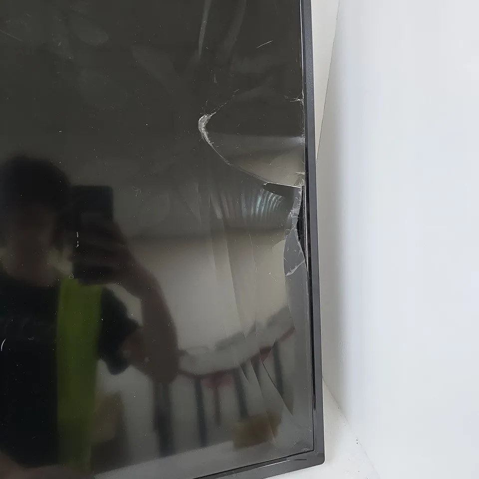 TOSHIBA 55-INCH LCD COLOUR TV – CRACKED SCREEN (MODEL 55UF53D3DB)