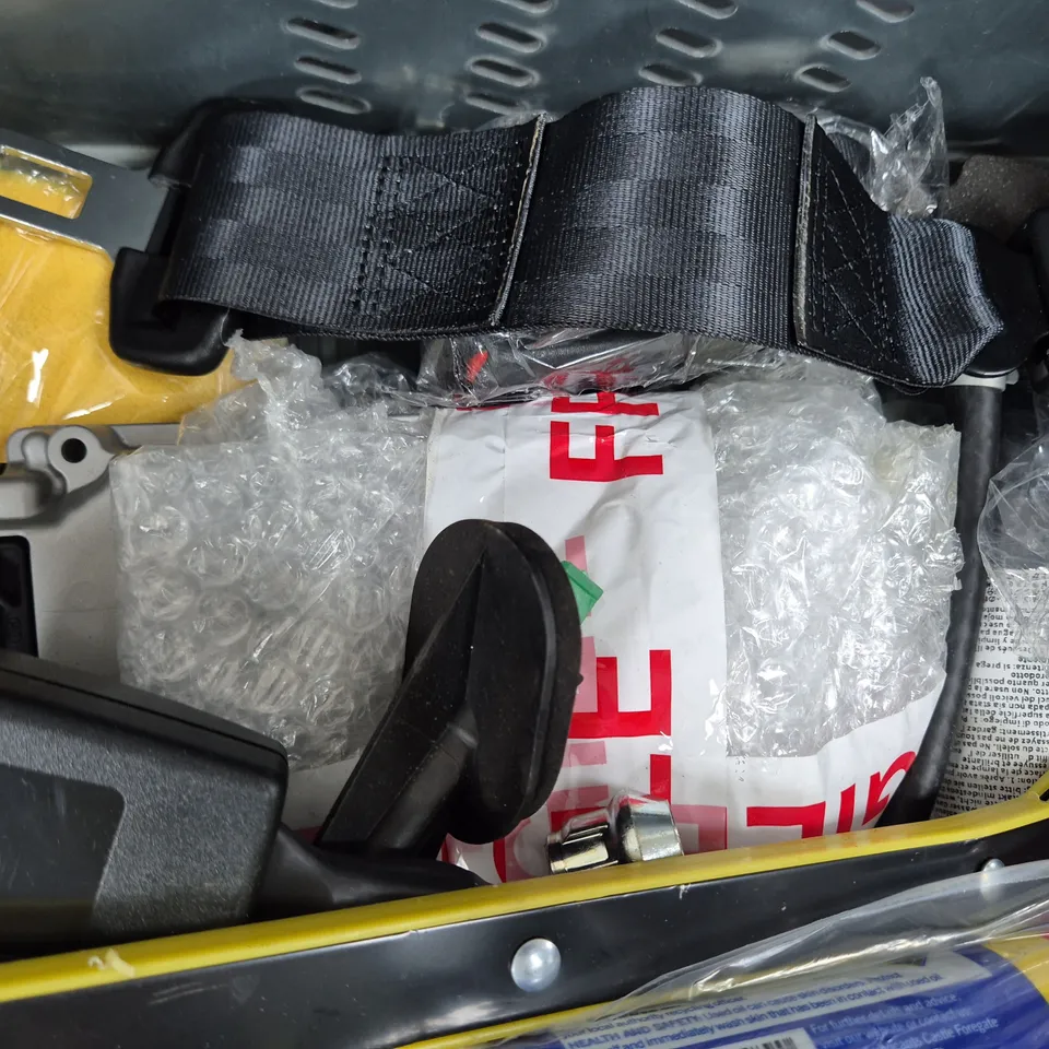 APPROXIMATELY 10 ASSORTED VEHICLE PARTS AND ACCESSORIES TO INCLUDE STANS RACE DAY TUBELESS SEALANT, WING MIRROR, ETC - COLLECTION ONLY