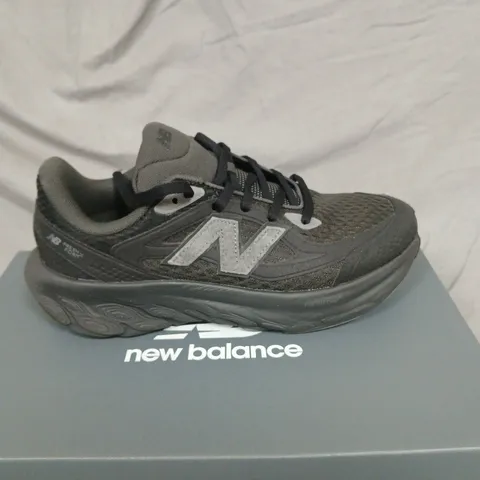 BOXED NEW BALANCE MEN’S RUNNING SHOES IN GREY/BLACK - UK 5.5