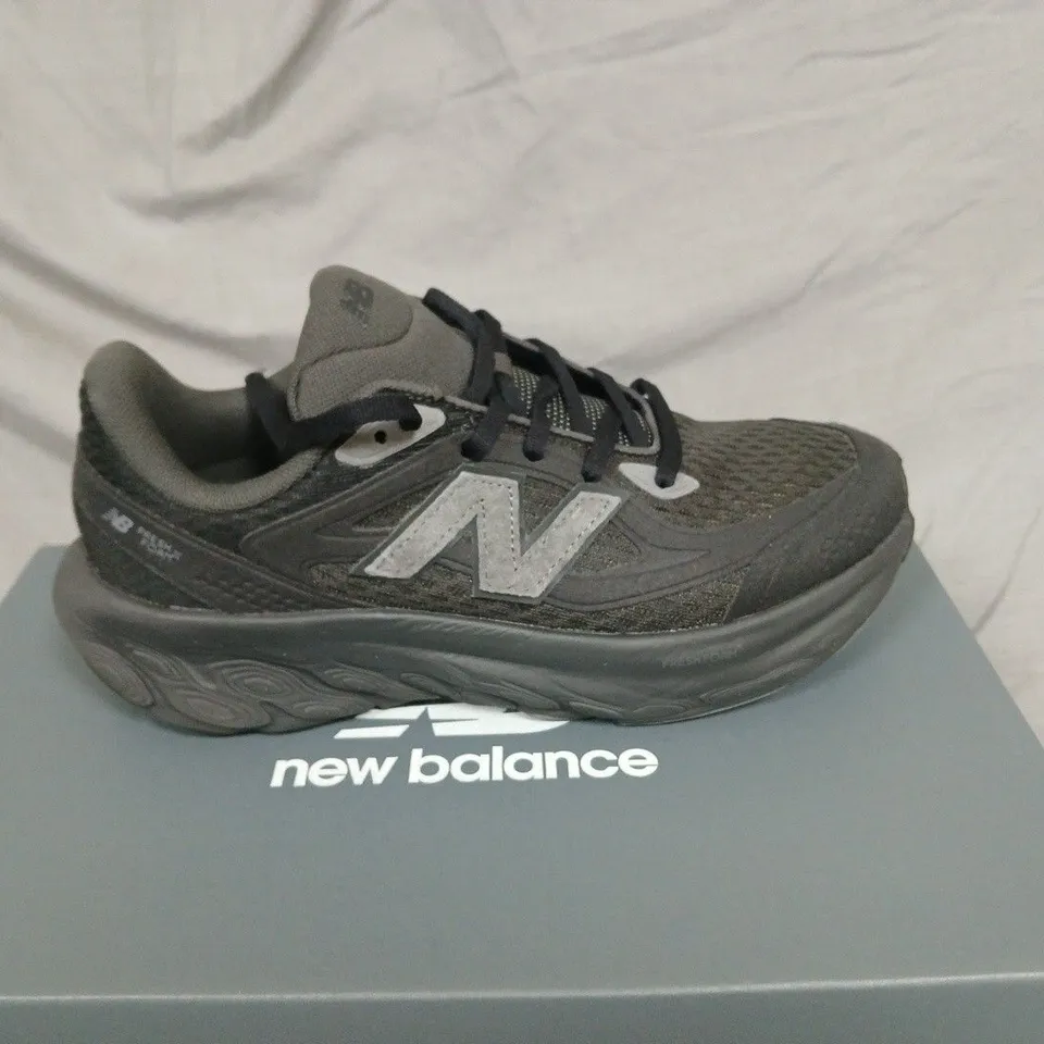 BOXED NEW BALANCE MEN’S RUNNING SHOES IN GREY/BLACK - UK 5.5