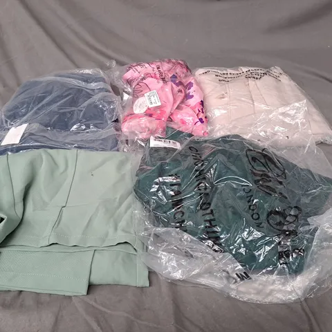 APPROXIMATELY 20 ASSORTED CLOTHING ITEMS IN VARIOUS STYLES AND SIZES 