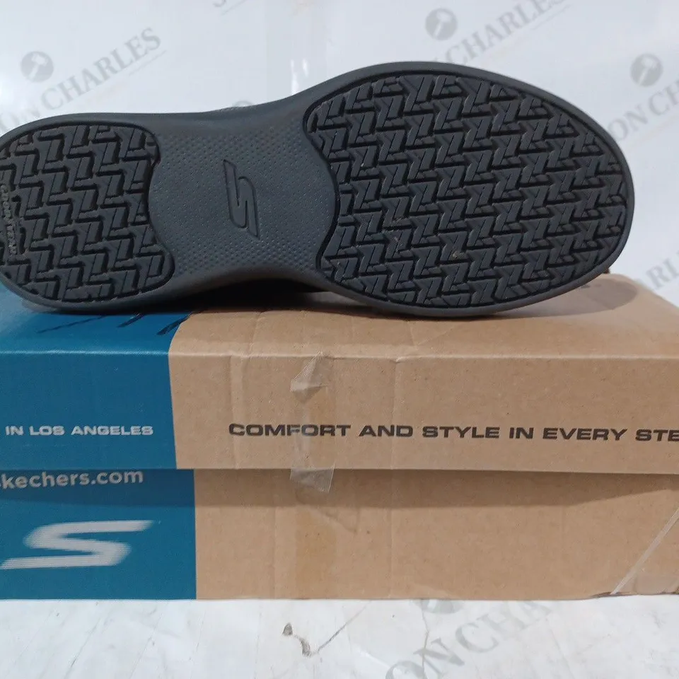 BOXED PAIR OF SKECHERS GO WALK SHOES IN BLACK SIZE 6.5