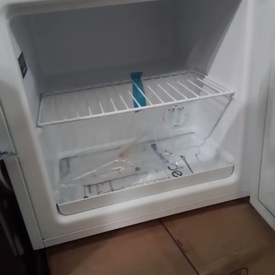 BOXED ABODE TABLE TOP MINI FREEZER WHITE FREESTANDING 31 LITRE CAPACITY WITH REVERSIBLE DOOR, 4 STAR FREEZER RATING, ADJUSTABLE FEET & 1 WIRE SHELF ATTFZ0E1W