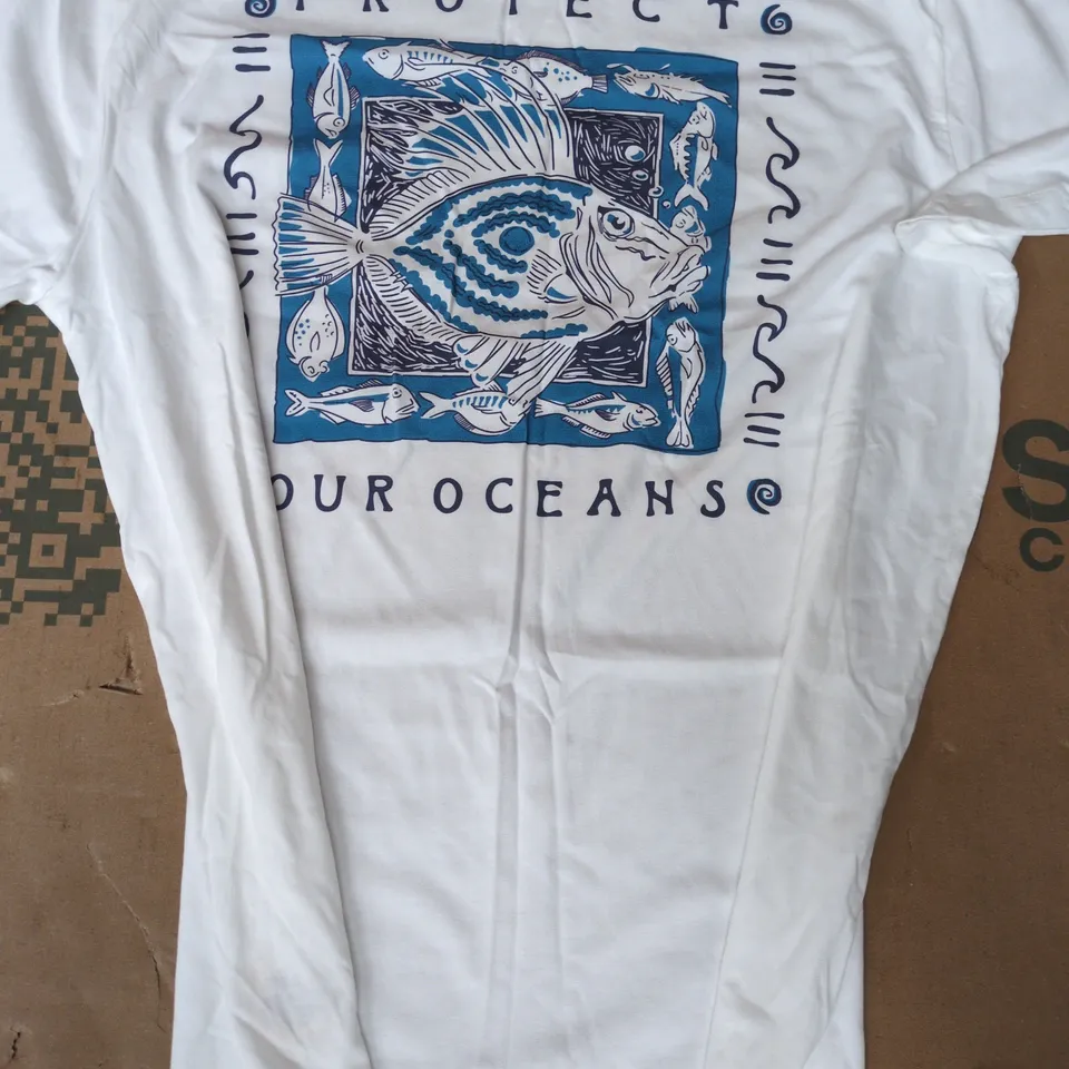 UNBRANDED SHORT SLEEVE PROTECT OUR OCEANS T-SHIRT IN WHITE SIZE LARGE