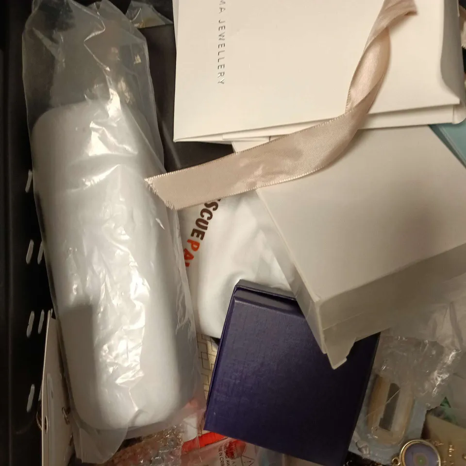 APPROXIMATELY 15 ASSORTED JEWELLERY PRODUCTS TO INCLUDE EARRINGS, NECKLACES, BRACELETS ETC 