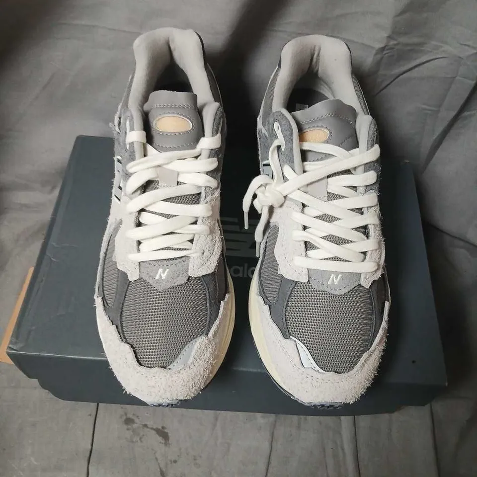 NEW BALANCE M2002RDA MEN'S SNEAKERS – RAIN CLOUD, UK 9.5 (US 10.5) – BOXED