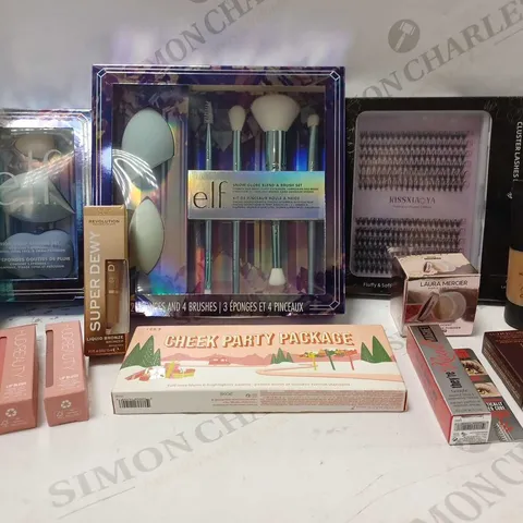 LOT OF APPROX 10 ASSORTED BEAUTY TO INCLUDE BENEFIT CHEEK PARTY PACKAGE, LAURA MERCIER SETTING POWDER, CHARLOTTE TILBURY LIPSTICK, ETC