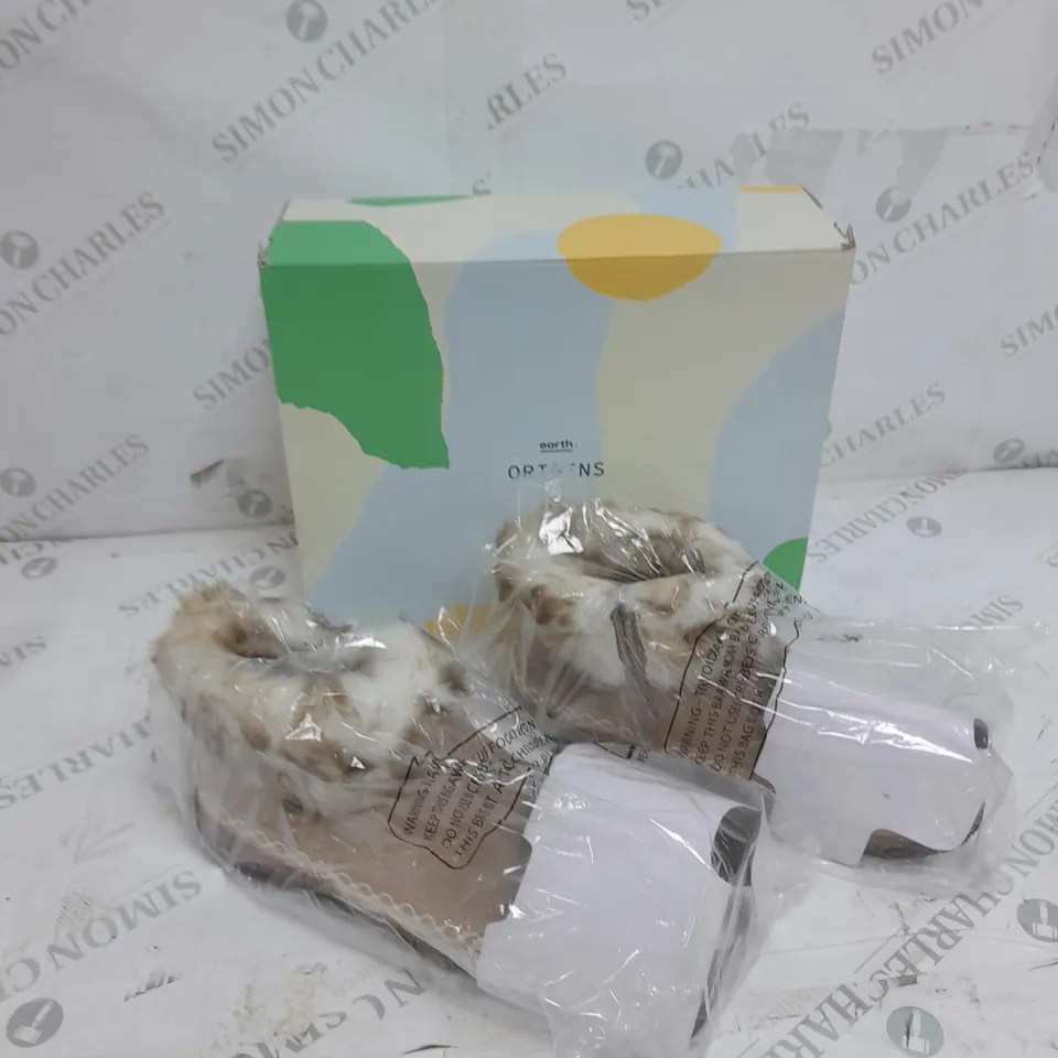 BOXED PAIR OF EARTH ORIGINS EMMALYN BOOTIES IN BEIGE - SIZE 6