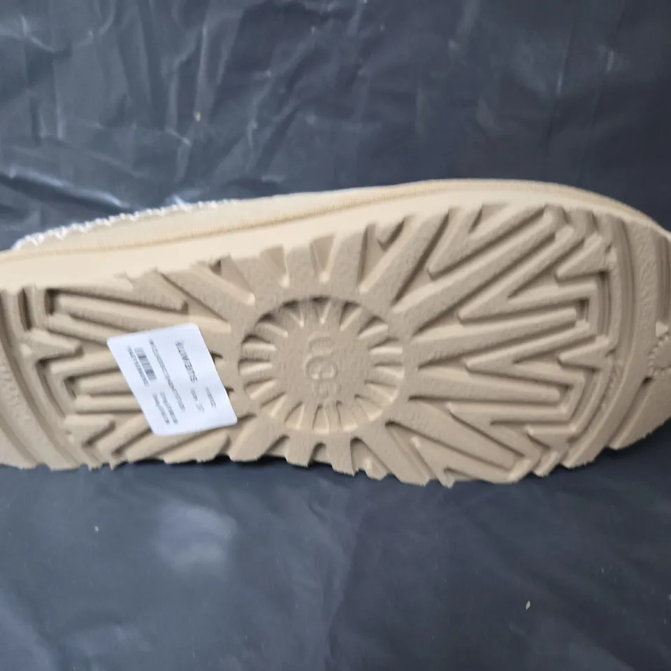 UNBOXED PAIR OF UGG KUWANS WOMENS CLASSICS IN BEIGE - SIZE 37
