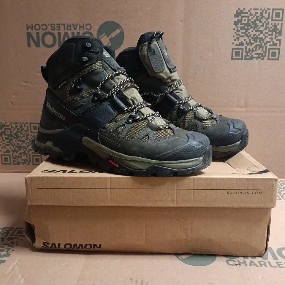 BOXED PAIR OF SALOMON QUEST 4 GTX BOOTS IN OLIVE SIZE UK 7