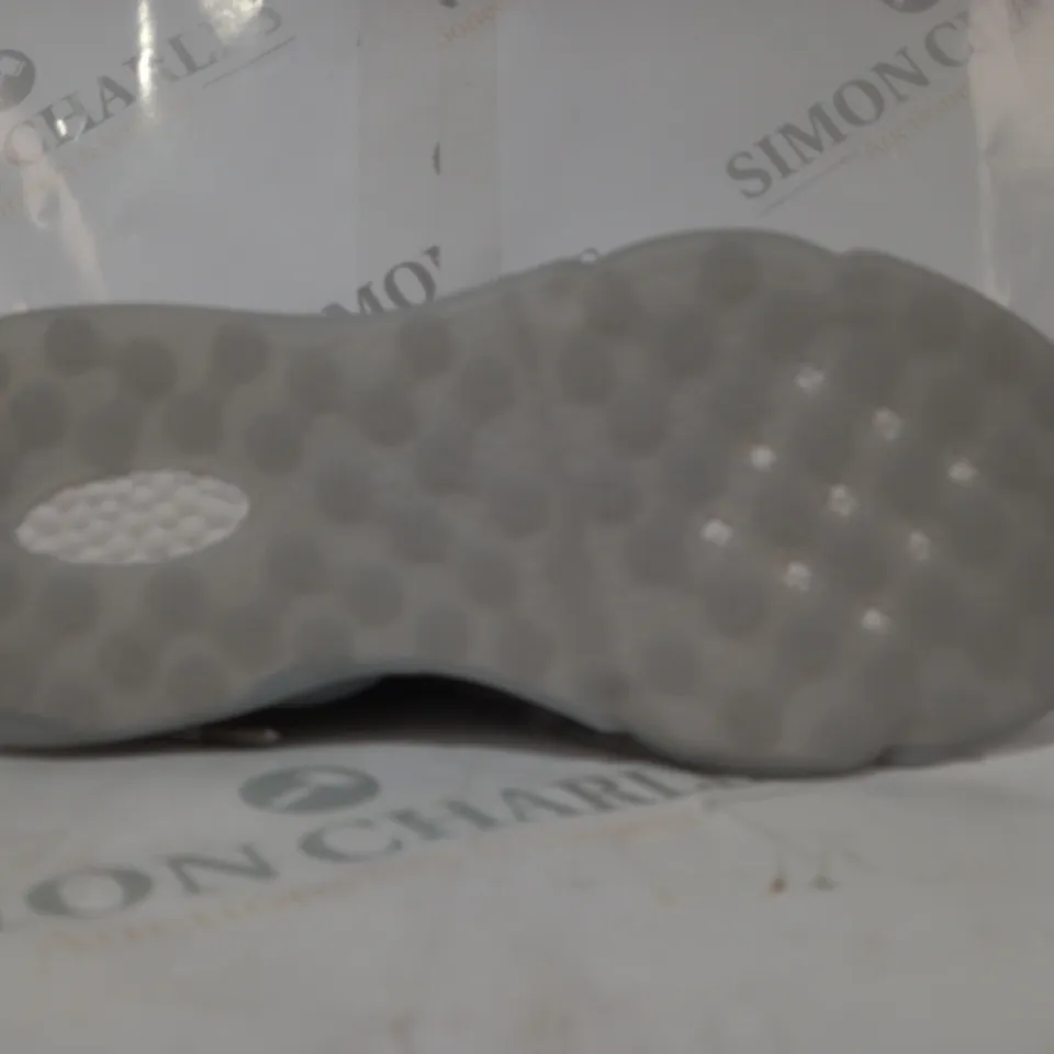 PAIR OF NIKE TRAINERS IN GREY UK SIZE 8