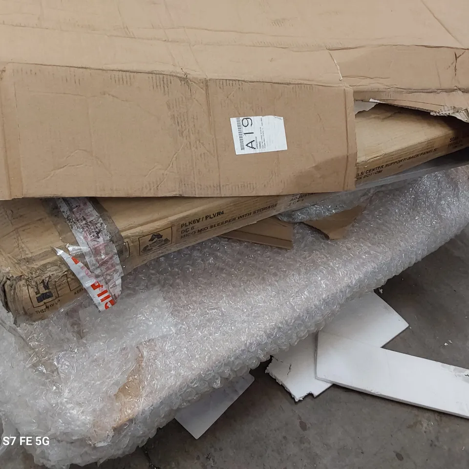 PALLET OF ASSORTED BOXED FURNITURE PARTS INCLUDING MIDSLEEPER, DINING TABLE, BATH FRONT PANEL.