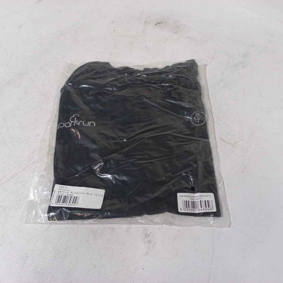 BAGGED PARKRUN MILESTONE MENS VOLUNTEER T-SHIRT IN BLACK - L