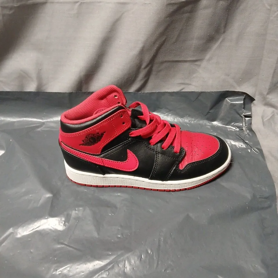 NIKE AIR JORDAN 1 MID KIDS TRAINERS – RED/BLACK. UK SIZE 4. UNBOXED