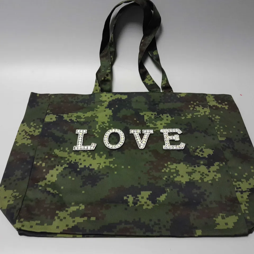 BRAND NEW BROWN PEPPER HANDBAGS DIGITAL CAMO SEQUIN 'LOVE' TOTE BAG