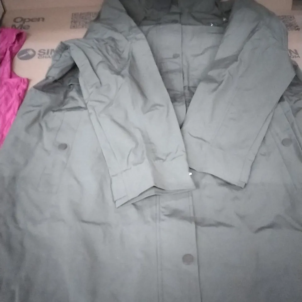PALLET OF BRAND NEW WOMENS QUALITY DESIGNER CLOTHES APPROXIMATELY 115 TO INCLUDE;BRAS, UNDERWEAR, COATS, TOPS ETC