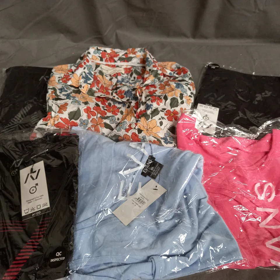 APPROXIMATELY 50 ASSORTED CLOTHING ITEMS TO INCLUDE T-SHIRT, SHIRT, DRESS, VEST 