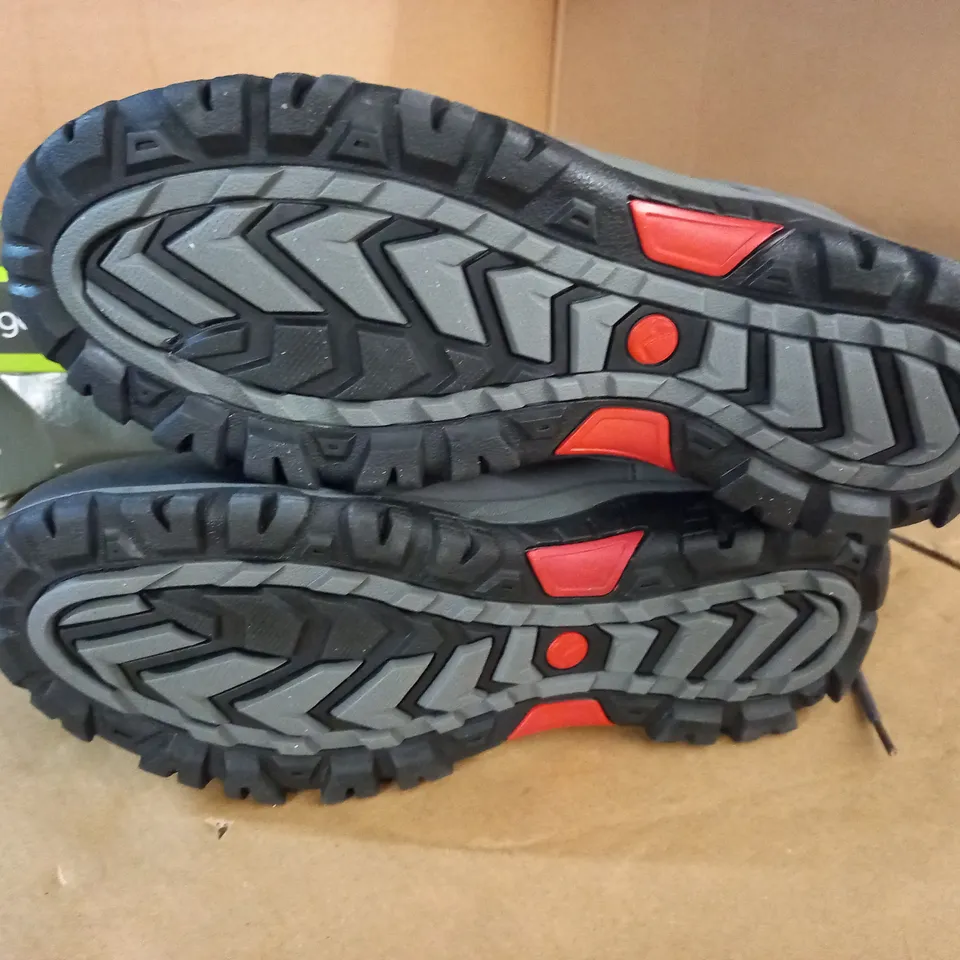 PAIR OF GELERT HORIZON WATERPROOF SHOES - 11 (46)