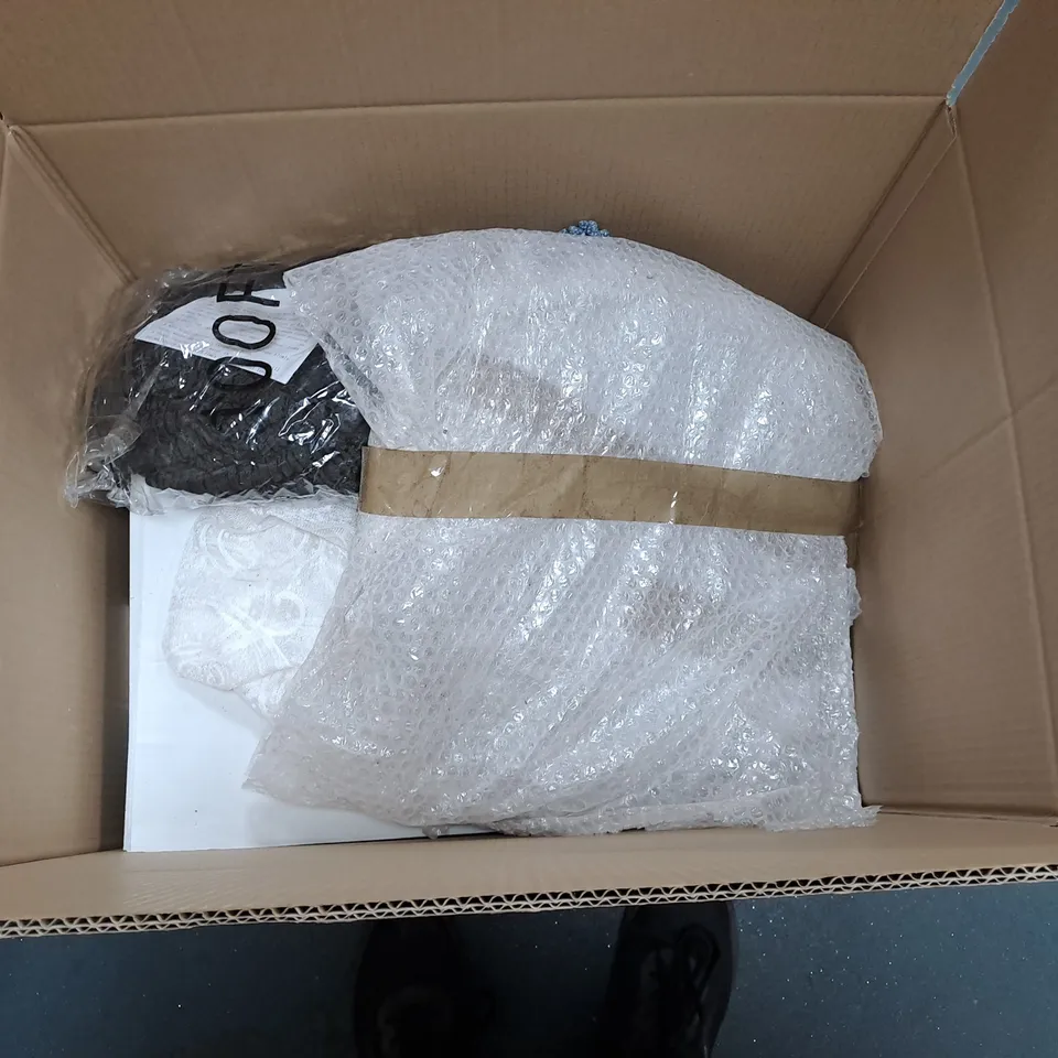 APPROXIMATELY 15 ASSORTED HOUSEHOLD ITEMS TO INCLUDE CLOTHES HANGERS, SMART LIGHT SOUND MACHINE AND A MAGIC BRUSH