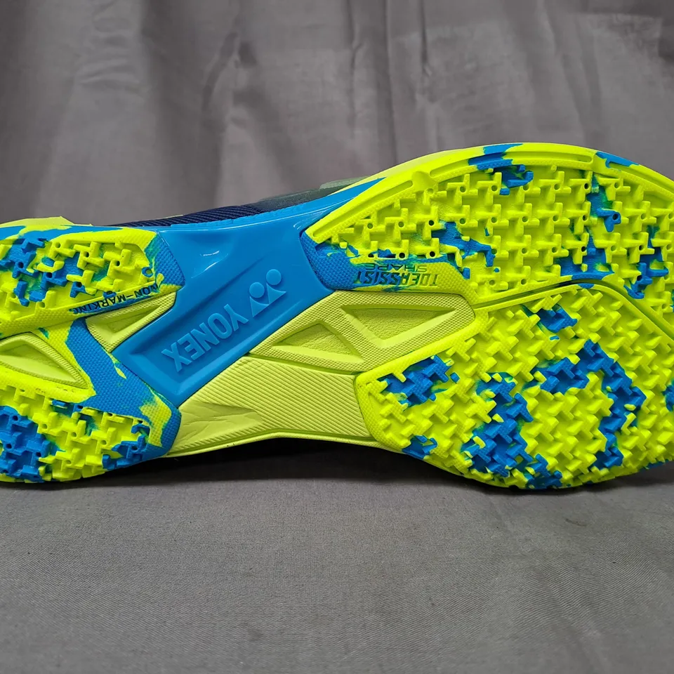 BOXED PAIR OF YONEX POWER CUSHION CASCADE DRIVE SHOES IN BLUE/YELLOW UK SIZE 8.5