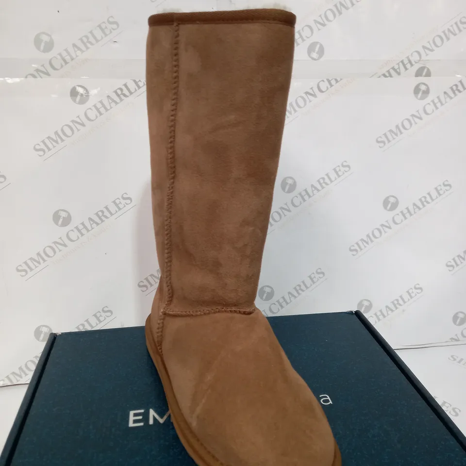EMU ORIGINALS COLLECTION TAN STINGER HI WATER RESISTANT BOOT - SIZE 6