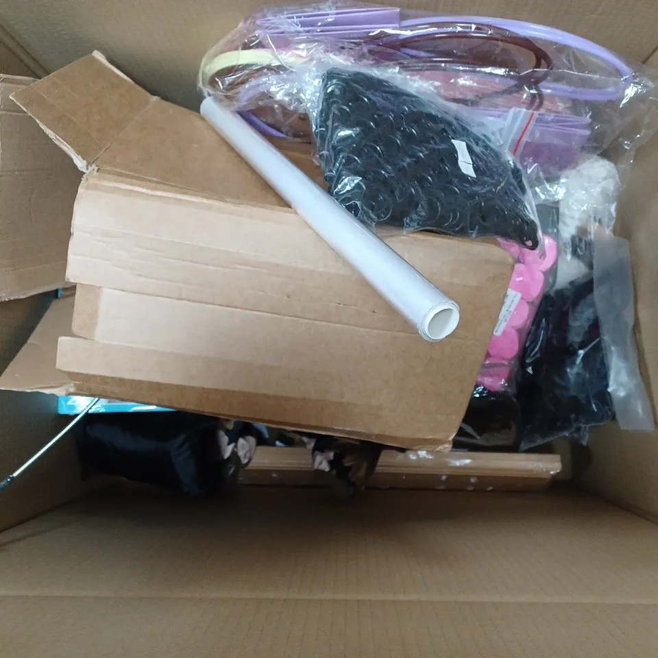 BOX OF APPROXIMATELY 20 ASSORTED HOUSEHOLD ITEMS TO INCLUDE HAND SAW, SCISSORS, IPAD 10 CASE, ETC