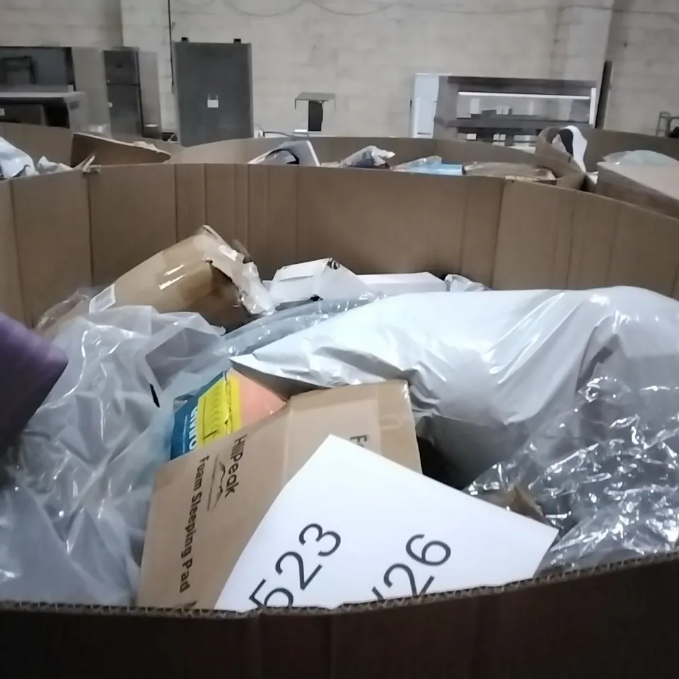 PALLET CONTAINING ASSORTED PILLOWS 