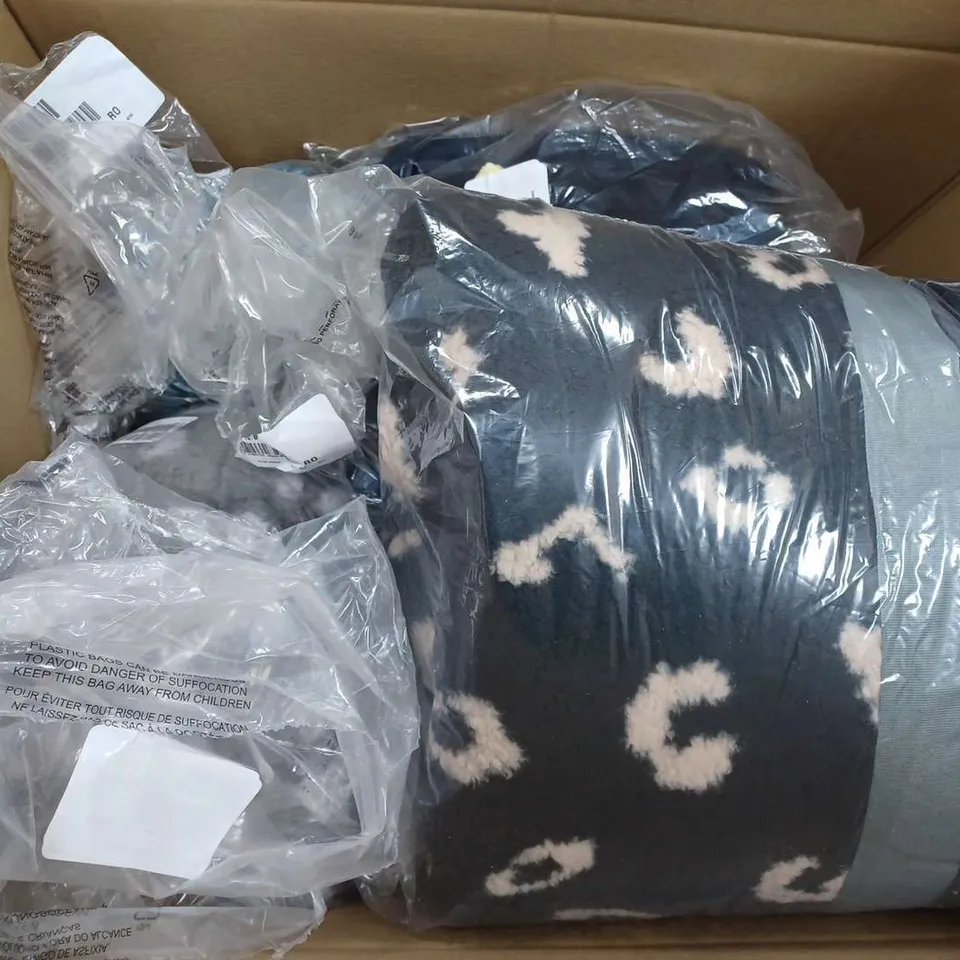 APPROXIMATELY 15 ASSORTED CLOTHING ITEMS TO INCLUDE JUMPERS, SHIRTS, JACKET, ETC