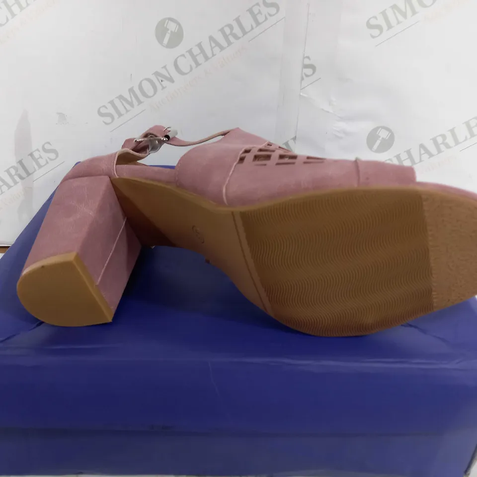PAIR OF DESIGNER OPEN TOE BLOCK HEEL MESH SANDALS - DULL PINK - EU 43