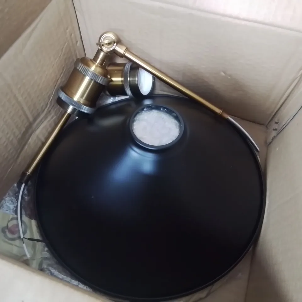 LOT OF 7 ASSORTED LIGHTING ITEMS TO INCLUDE BLACK WIRED HANGING CEILING LIGHTS 