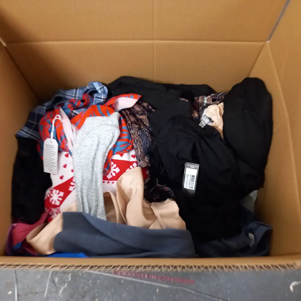 LARGE QUANTITY OF ASSORTED CLOTHING ITEMS TO INCLUDE NA-KD, BOOHOO AND M&S