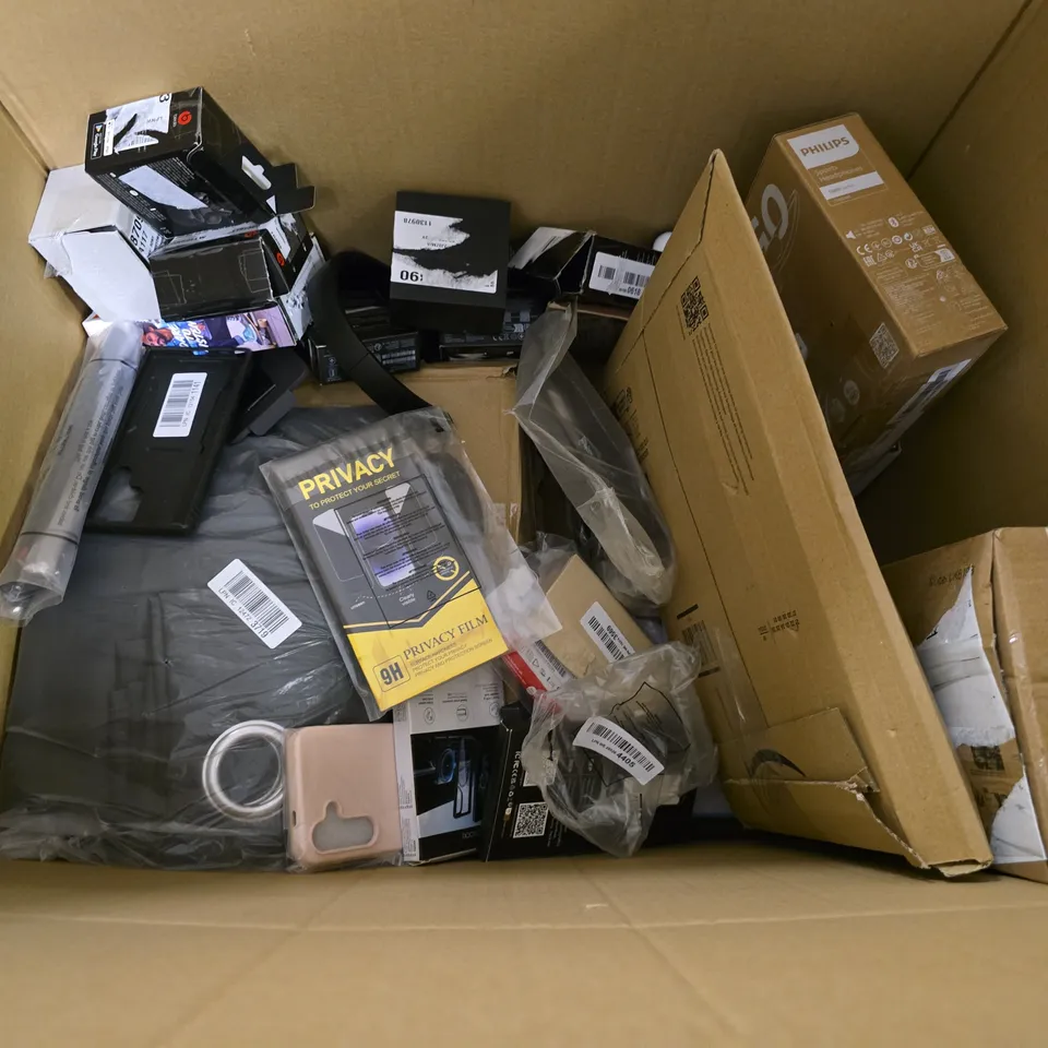 BOX OF APPROXIMATELY 20 ASSORTED BROKEN ITEMS TO INCLUDE - BEATS STUDIO BUDS , PHONE CASE ETC