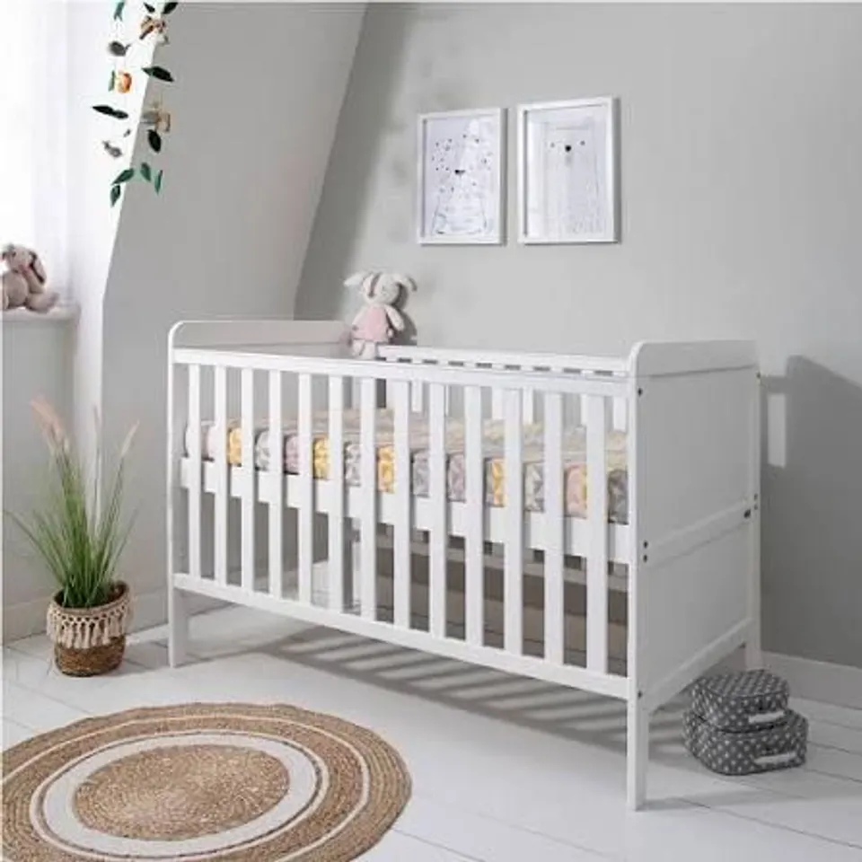 BOXED TUTTI BAMBINI RIO COT BED WITH COT TOP CHANGER - WHITE (1 BOX)
