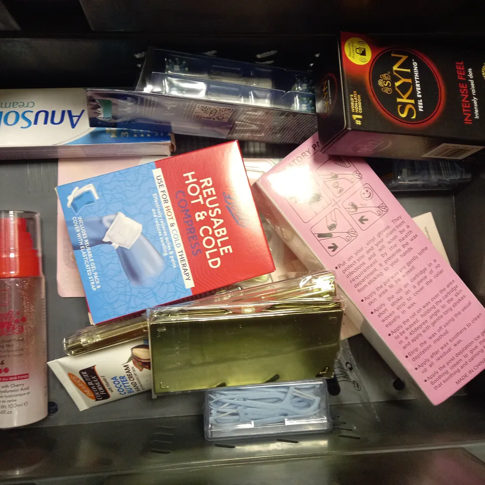 BOX OF APPROXIMATELY 15 ASSORTED COSMETIC ITEMS TO INCLUDE BULL DOG, FARMACY, WILLIAM MORRIS, ETC