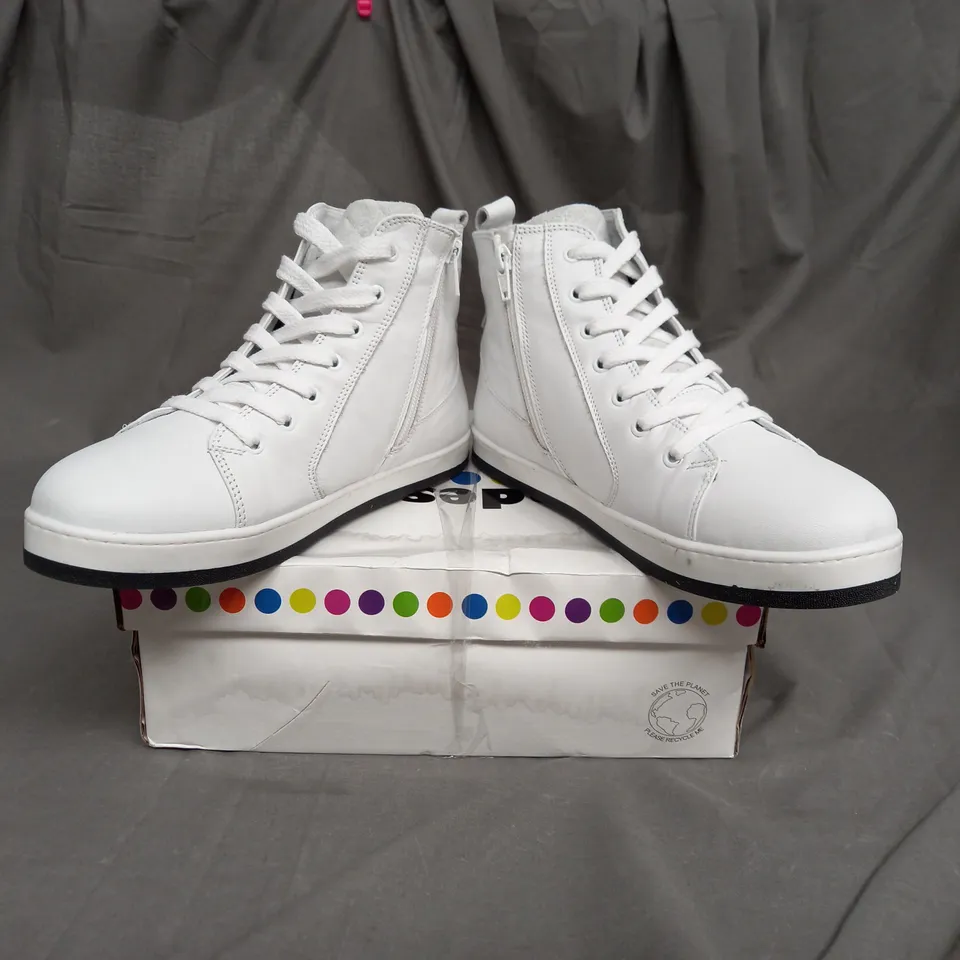 ADESSO LEATHER HIGH TOP TRAINER IN WHITE SIZE 7