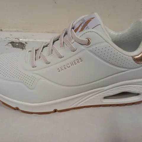 BOXED PAIR OF SKECHERS TRAINERS IN WHITE SIZE 5.5